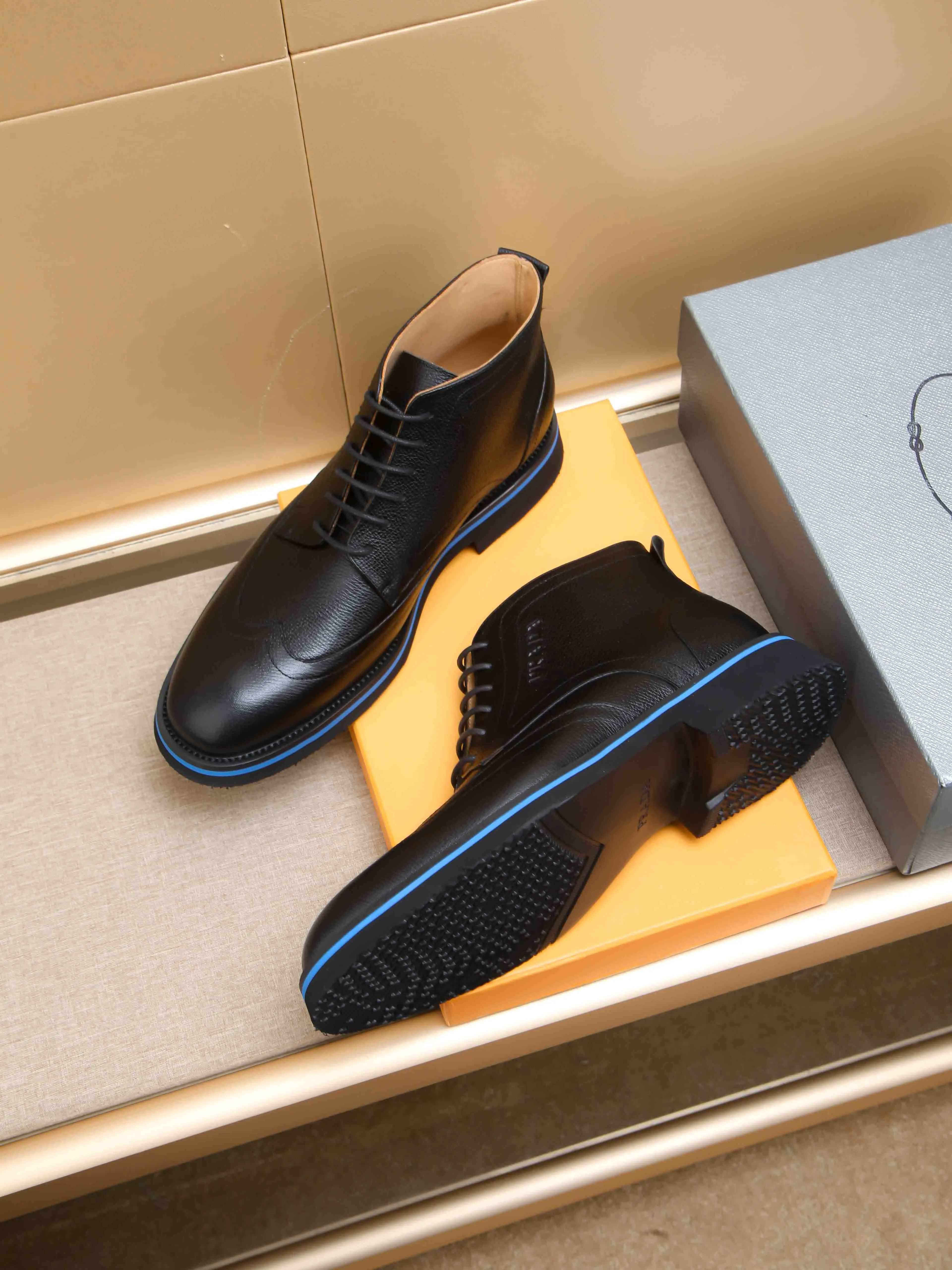Men's shoes 💰620 💰 PRADA*——◾ Prada~Thick-soled men's shoes, original single-level perfect boutique, brogue style men's formal casual leather shoes, luxurious materials, imported cowhide, with water-dyed cowhide lining, 4.5cm increased PU foam lightweight outsole, perfectly restore the original classic, purchase the original 1:1 accurate replica, welcome all comparisons 🆚, the design is full of modernity, versatile and fashionable urban men! Size: 39-44 (38.45.46.47 customized)